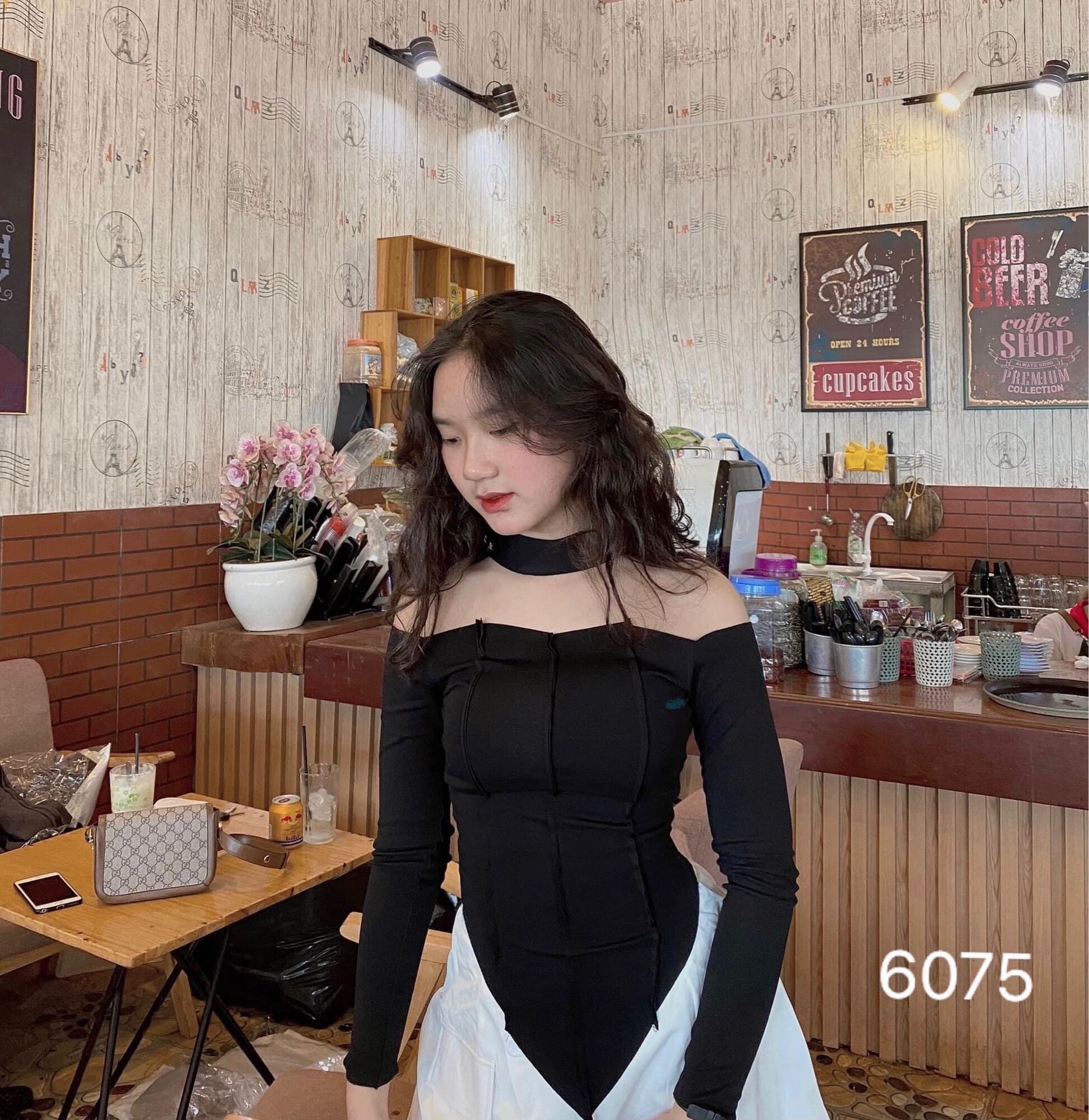 Áo gân tay dài chocker vạt yếm