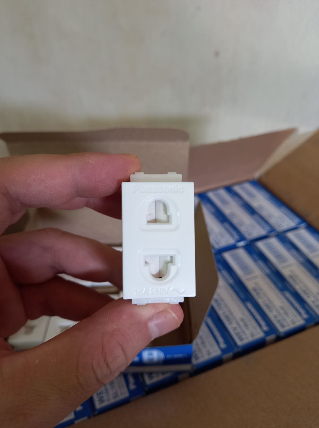 Hộp 10 hạt ổ cắm đơn panasonic có màn che dòng wide 1081-7sw