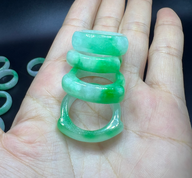 ( MẪU SIÊU HOT) NHẪN TRƠN CẨM THẠCH TRẮNG VÂN XANH MẪU MỚI 2022,ĐÁ SÁNG BÓNG,HÀNG BAO ĐẸP.