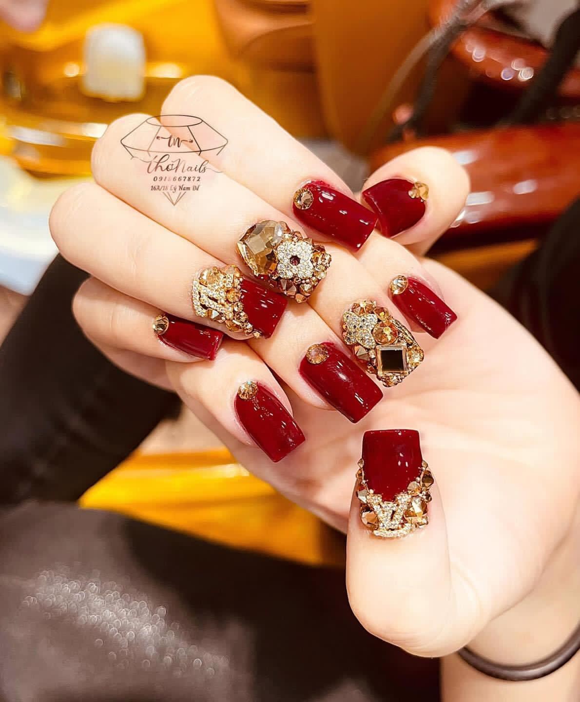 Móng thiết kế đẹp y hình.