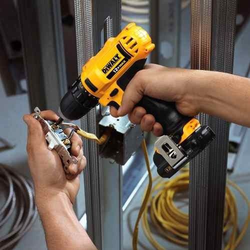 Máy khoan vặn vít dùng pin dewalt dcd700c2