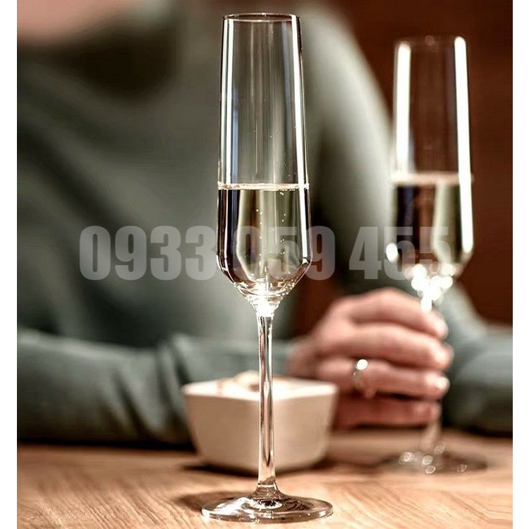 Ly uống rượu vang trắng champagne , cốc thủy tinh uống sâm panh sang trọng