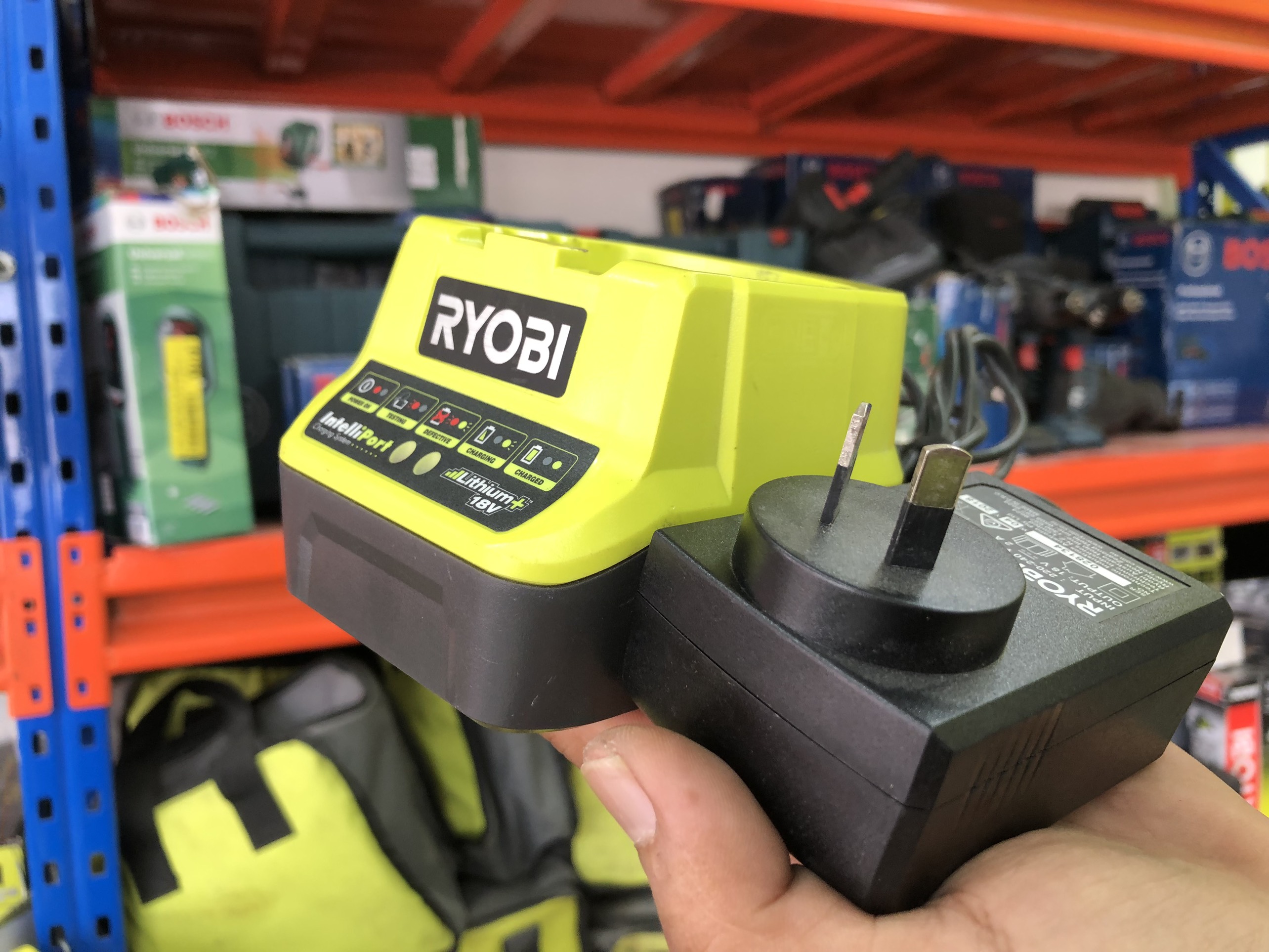 Đế sạc pin nhanh ryobi ++ 18v 2a rc18120 - 95% - bh 3 tháng