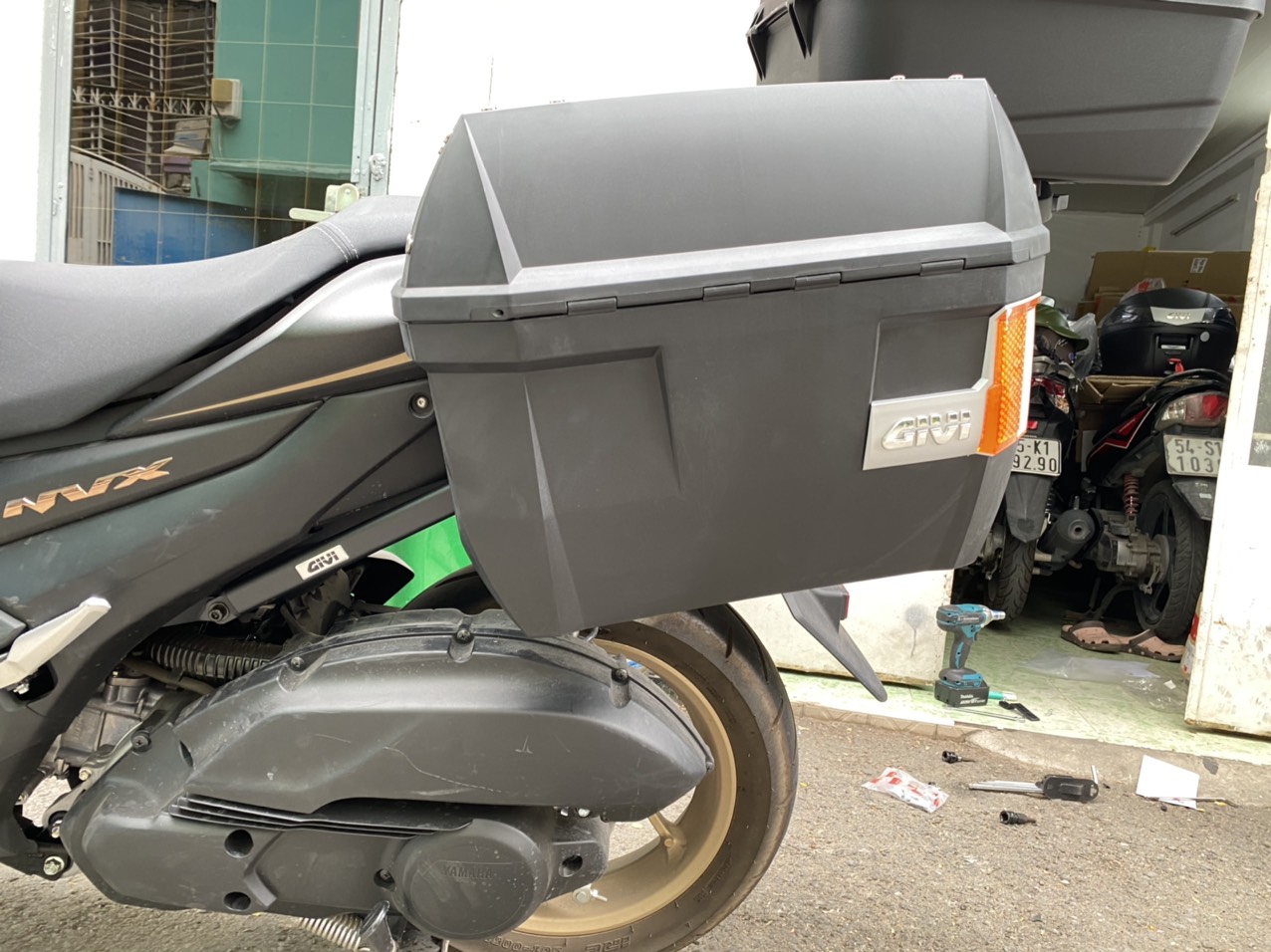 Cặp thùng hông givi E23N-S có tích hợp đèn xi nhan