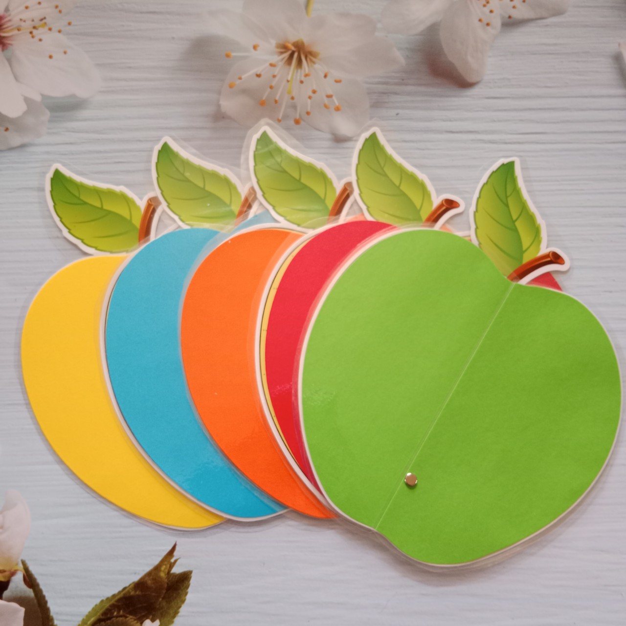 Quả táo bí mật - giáo cụ dạy học sẵn nam chân dính bảng từ