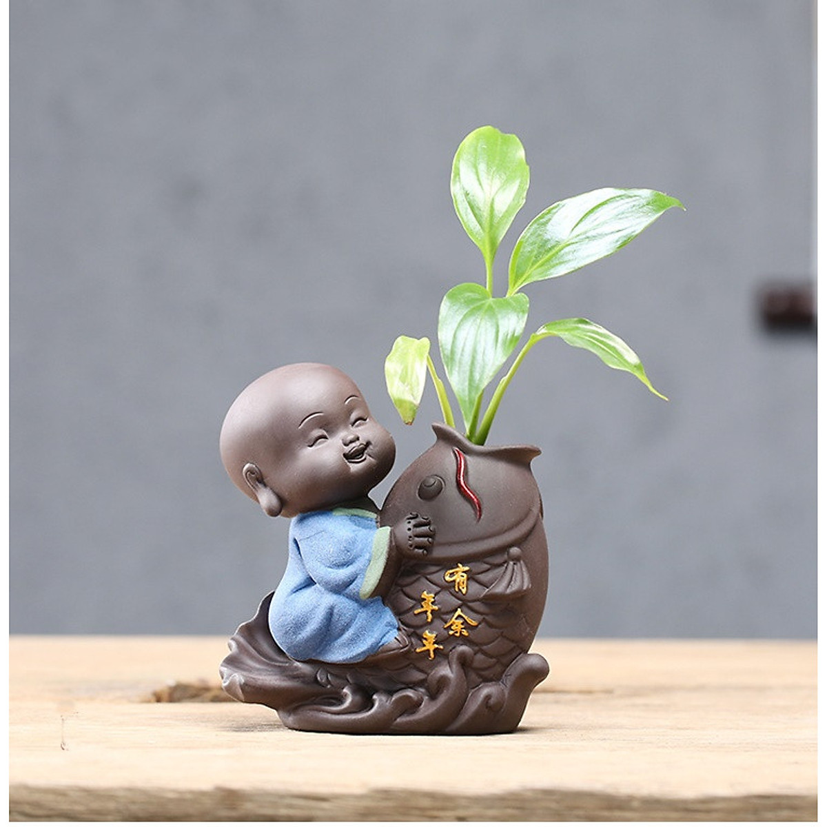 Tượng chú tiểu và chậu gốm cầu phúc - chú tiểu bên cá chép