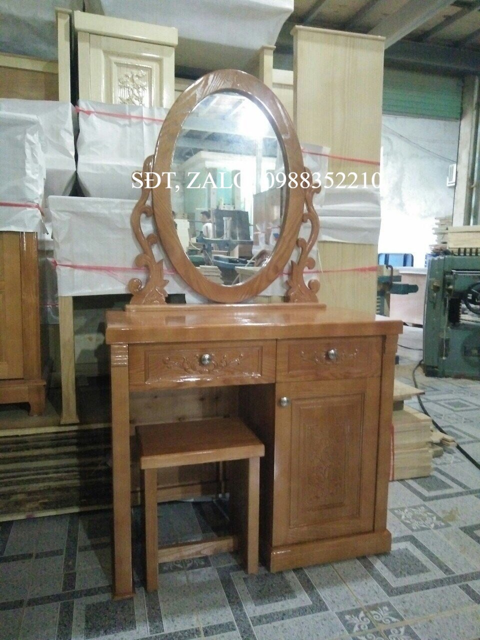 Bàn trang điểm gỗ sồi, kiểu ngăn kéo và cánh đục hàng tết 2026