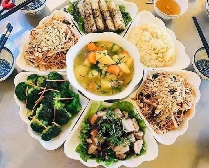 Bộ bát đĩa sứ hình hoa gồm 1 tô 6 đĩa đựng thức ăn