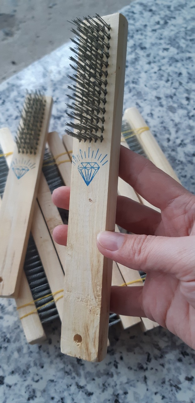 Bàn chải sắt cán gỗ