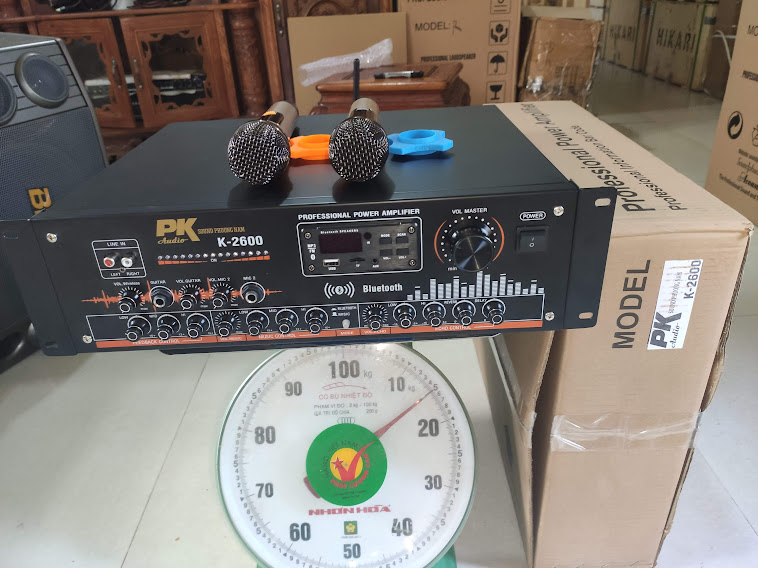 Đẩy công suất liền vang liền micro PK acoustic Model K 2600, 1400w, 20 sò to, có chống hú, có 2 micro sáng tiếng đi kèm.