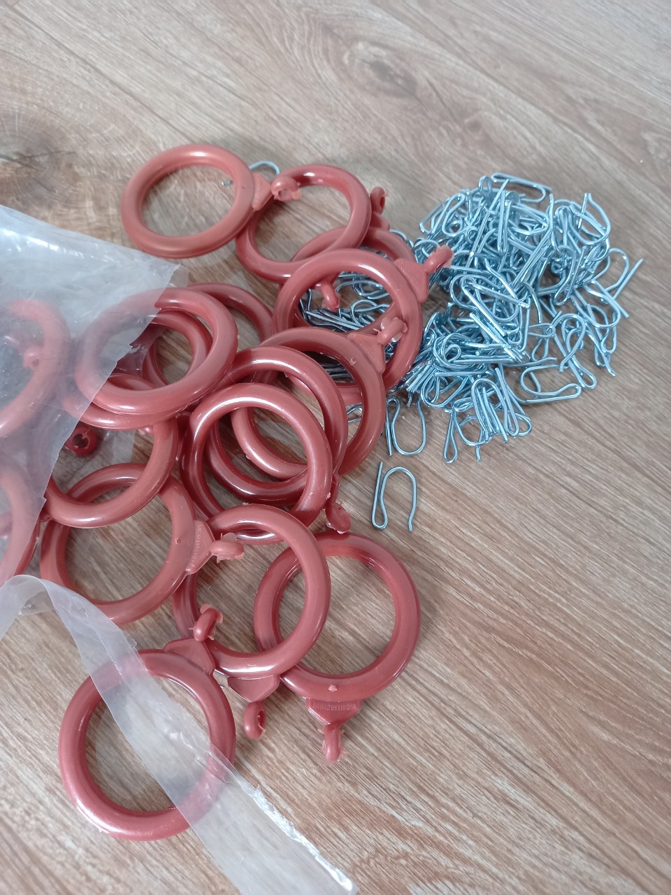 Khoen may rèm cửa kiểu xếp ly màu nâu gỗ