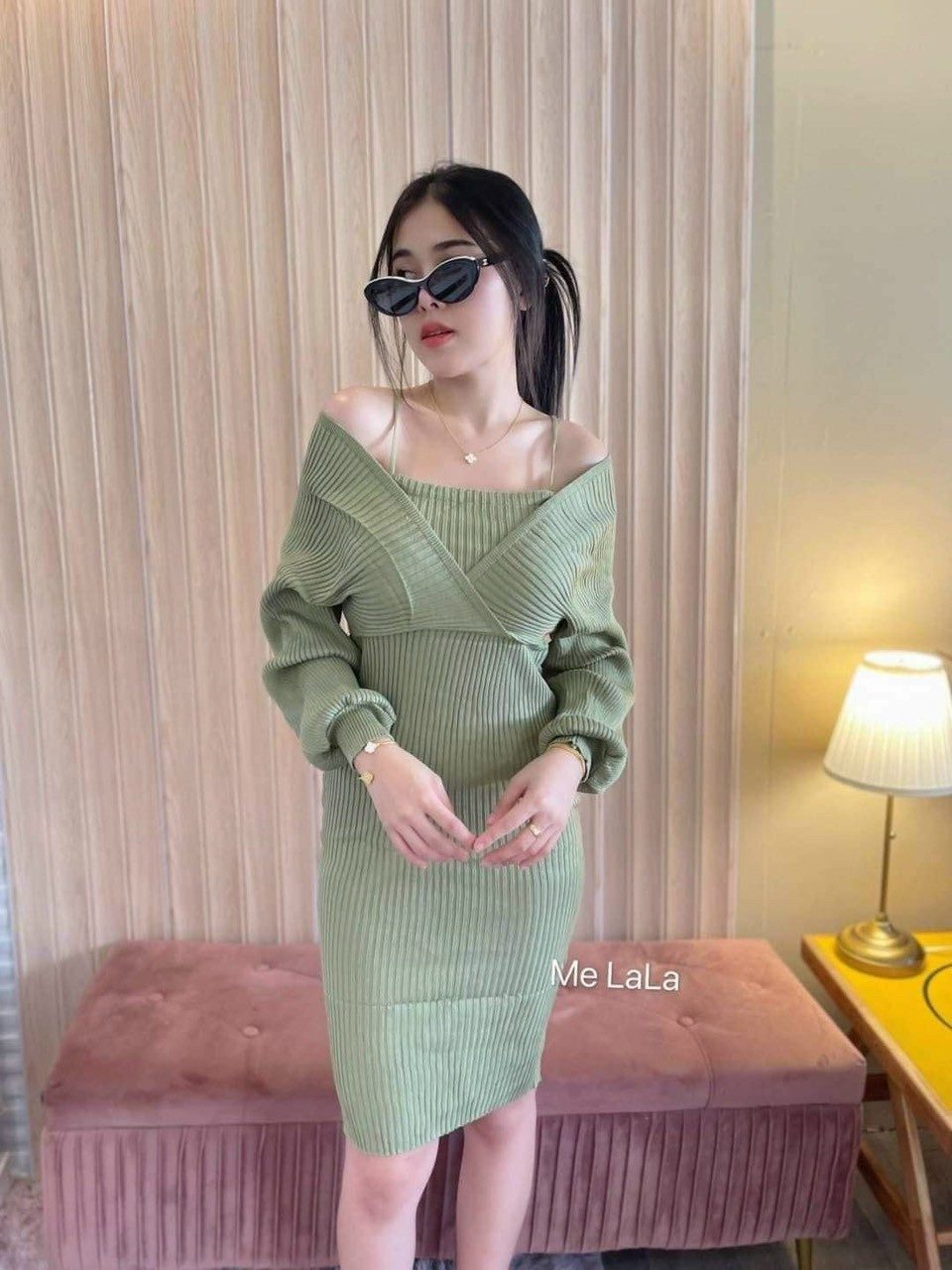 Đầm yếm body , chất liệu thun gân thiết kế tay dài chéo ngực trễ vai