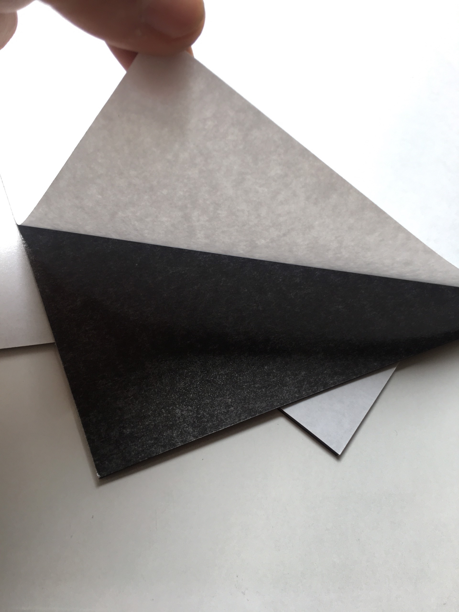 [HCM]Tấm A4 0.75mm keo nam châm dẻo  một mặt nam châm mặt còn lại phủ băng keo hai mặt