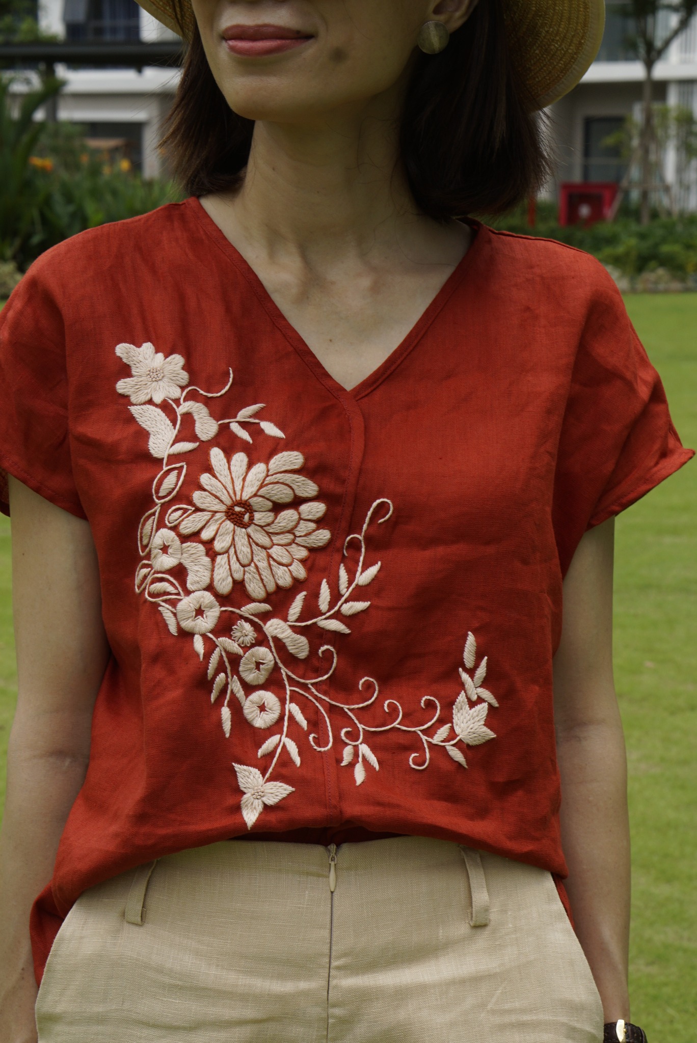 Áo top linen vai đỗ thêu tay RATIH - MaxMessi