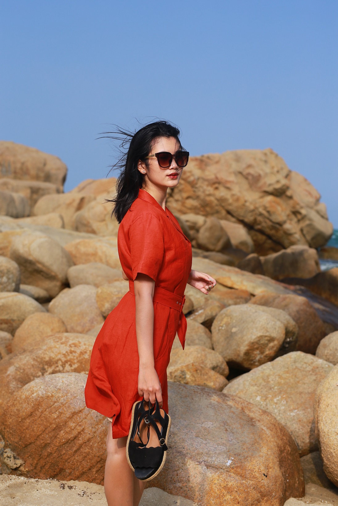 Đầm linen cổ ve công sở nút bọc CINDY - MaxMessi