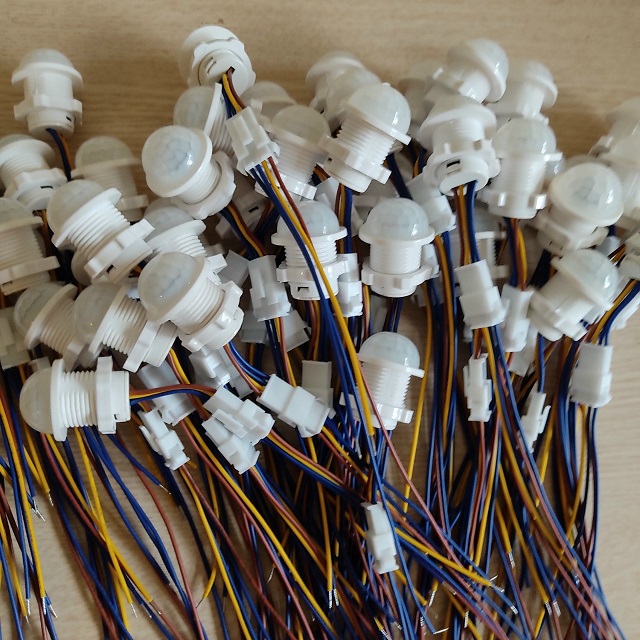 Công tắc cảm biến chuyển động hồng ngoại mini có chỉnh ngày đêm