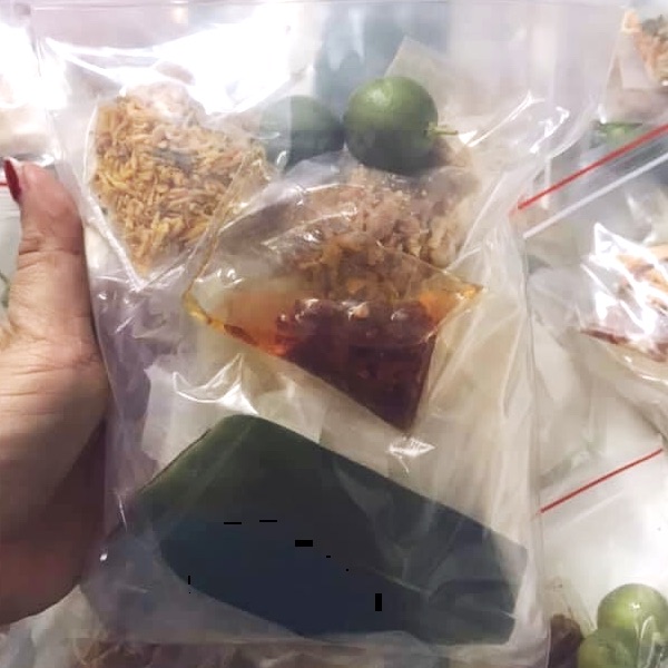 Bánh tráng phơi sương muối nhuyễn khô gà ,hành phi,sate,tắc
