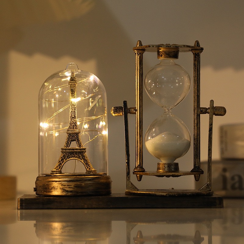 Đồng hồ cát có đèn, ống cắm bút, tháp eiffel phong cách vintage trang trí bàn học