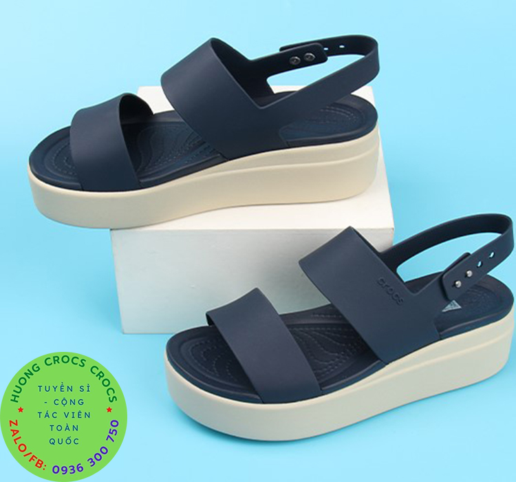SANDAL NHỰA ĐI MƯA CROCS BLOOKLYN LOW WEDGE ĐẾ CAO 5CM CHO NỮ MÀU XANH NAVY