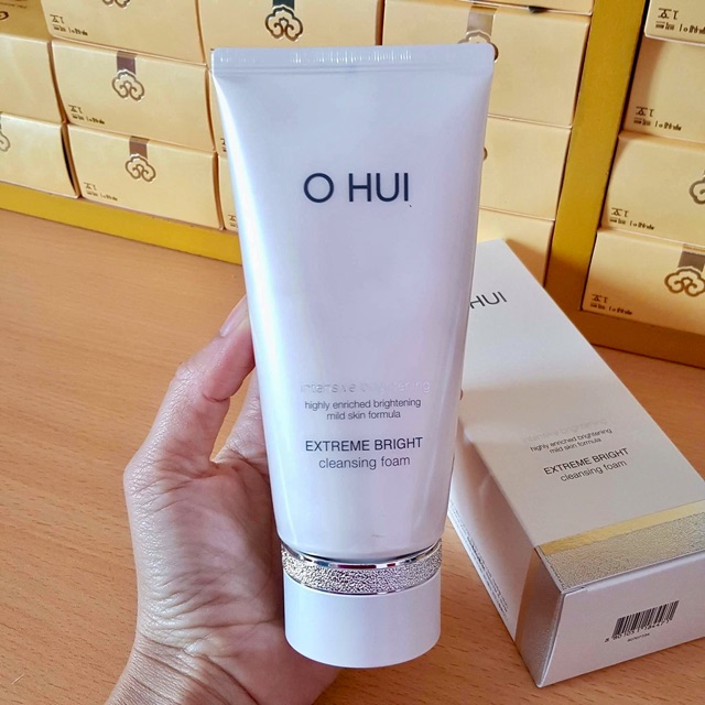 Sữa rửa mặt dưỡng trắng da Ohui Extreme Bright Snow Vitamin 160ml