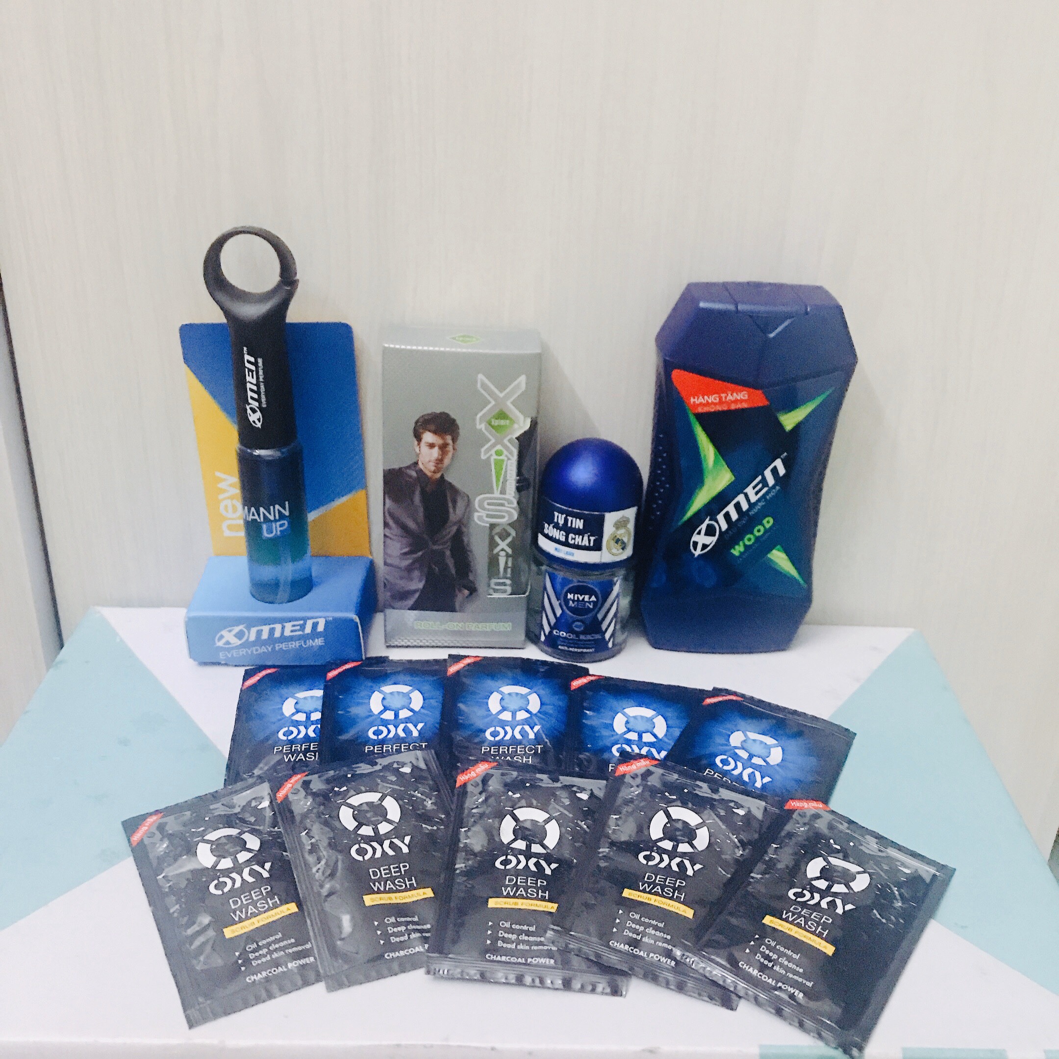 [HCM]Combo 14 món dành cho nam : 10 gói sữa rửa mặt oxy + 1chai nước hoa xmen 22ml + 1 Chai nước hoa xxis 10ml + 1 Chai lăn khử mùi nivea 12ml + 1chai dầu gội xmen 70g