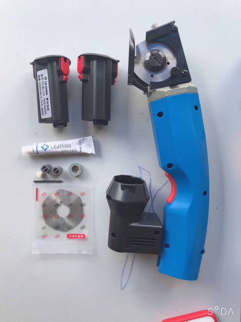 Máy cắt vải YJ 50mm sài sạc pin tiện lợi dễ di chuyển cắt tầm 7 đến 10 lớp vải - YJ-C50