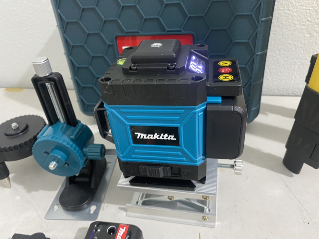 Máy cân bằng laser 12 tia makita mới nhất có đèn báo pin - máy bắn cốt laze siêu sáng