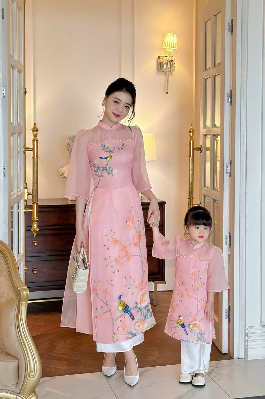 Áo dài mẹ bé hồng đính ngọc trai chất tơ organza đính kết hoa nổi - Áo Dài Lan Khuê