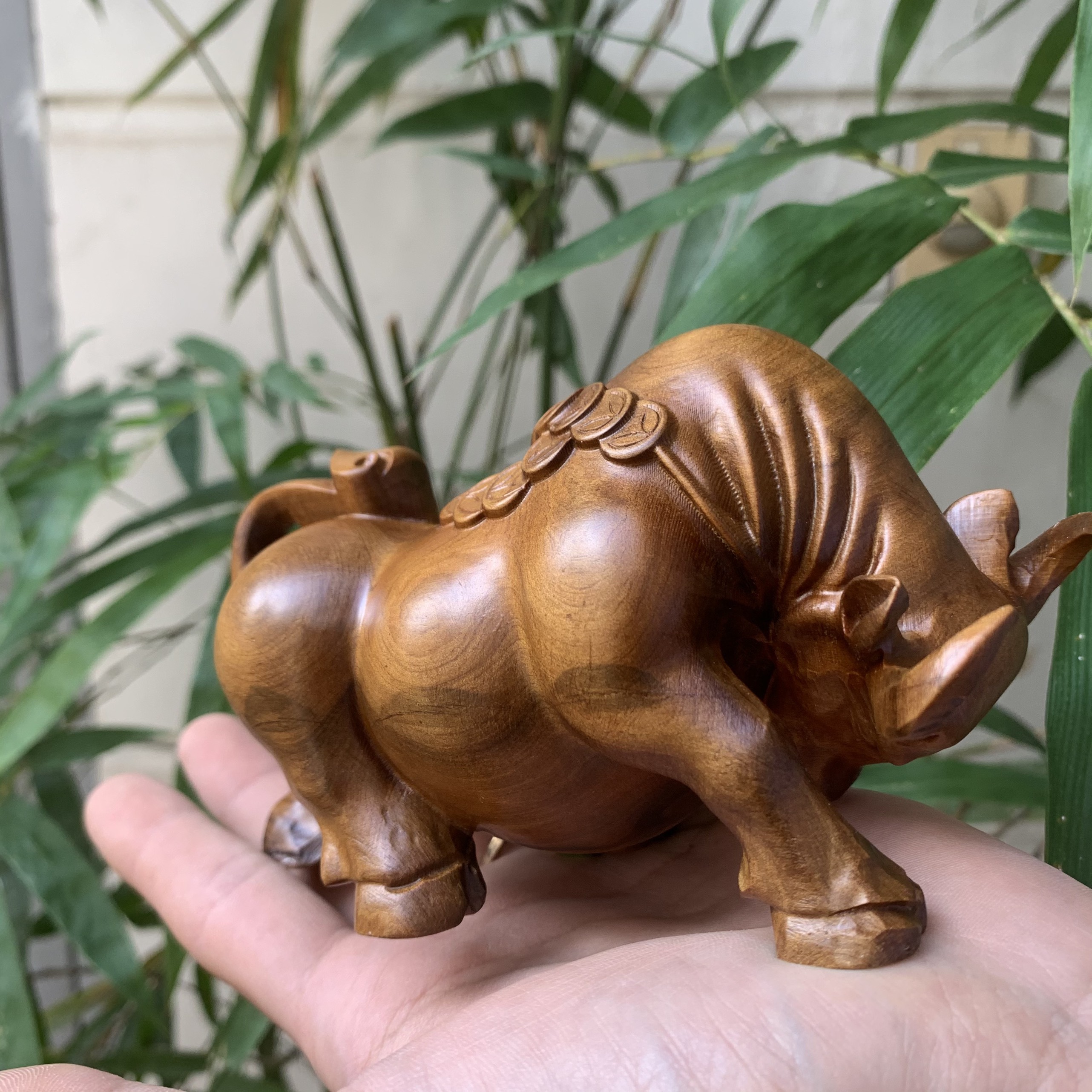 Tượng trâu bò tót làm bằng gỗ trang trí ô tô, bàn làm việc