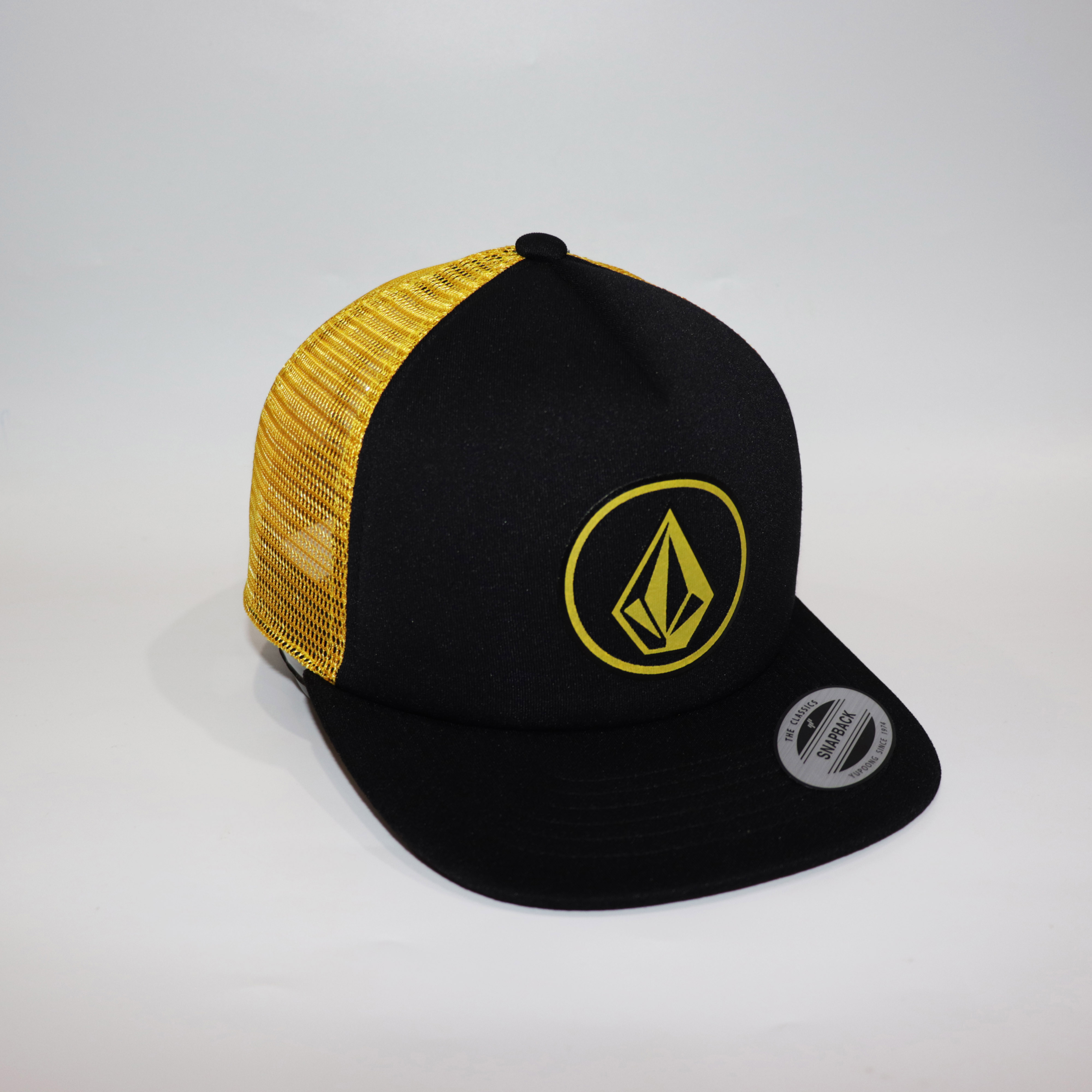 Mũ snapback nhs kc001 kim cương lưới đen logo vàng .