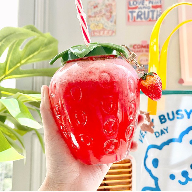 Bình nước hình quả dâu tây 500ml kèm ống hút và móc khóa