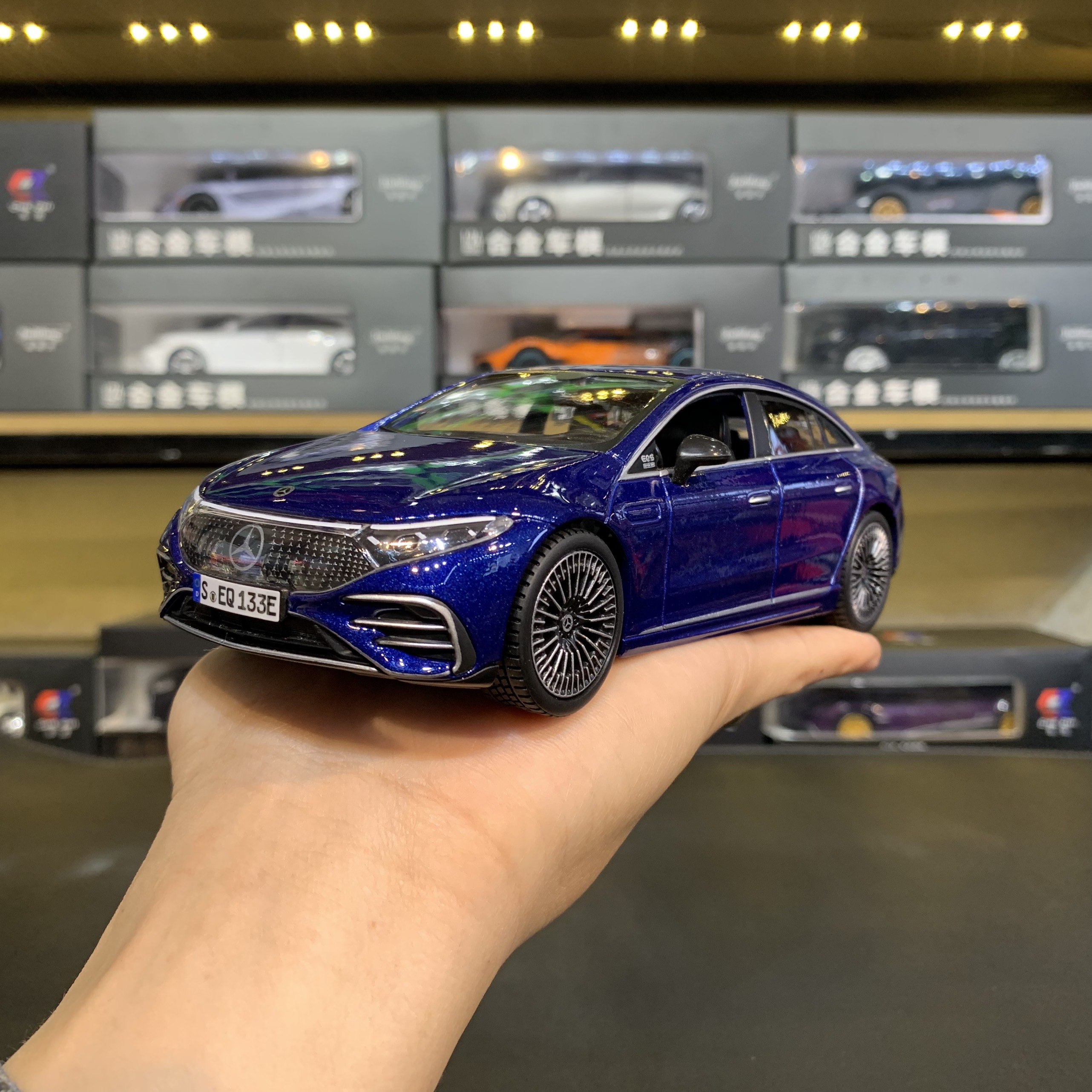 Mô hình xe mercedes benz eqs tỉ lệ 1:27 maisto