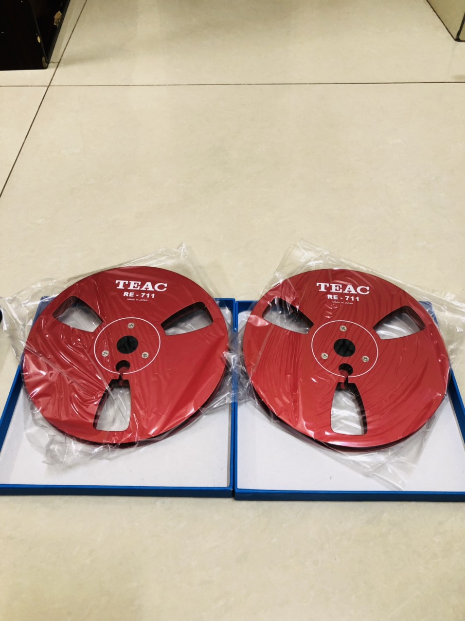 2 chiếc xương nhôm băng 7 teac mầu đỏ
