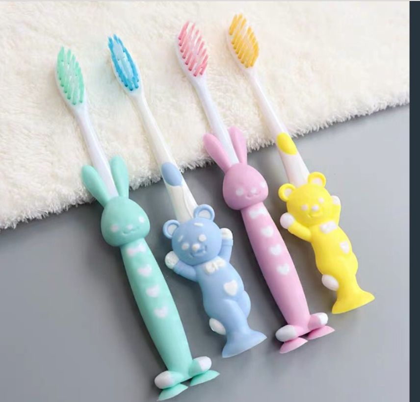 Set 4 bàn chải cho bé - Bàn chải hình ngộ nghĩnh- có nắp đậy