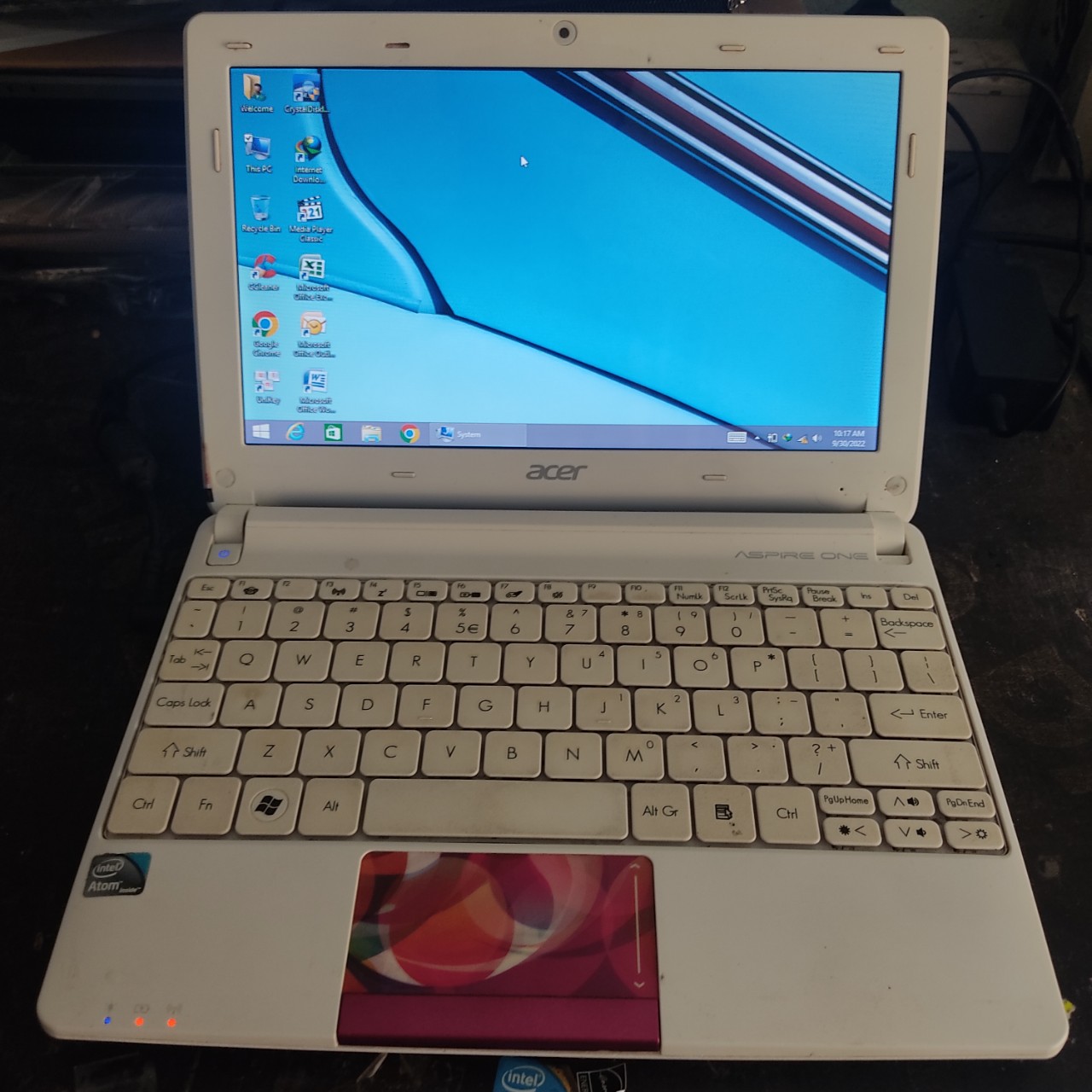 Laptop Acer Aspire One màu trắng dùng cho học tập, giải trí, công việc v.v... đầy đủ phần mềm cơ bản