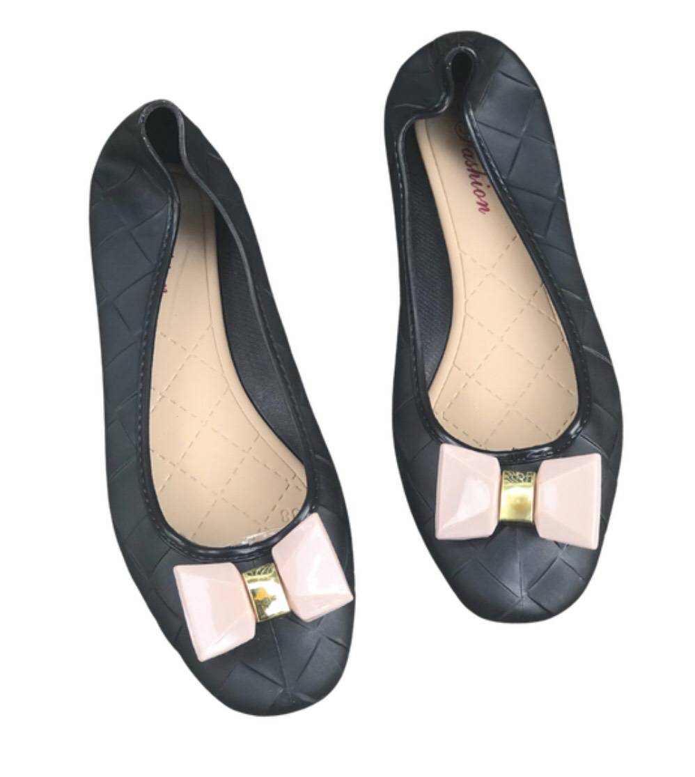 Giày búp bê nhựa đen gắn nơ đế bệt