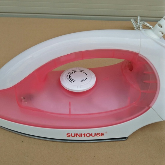 Bàn ủi khô sunhouse shd1072