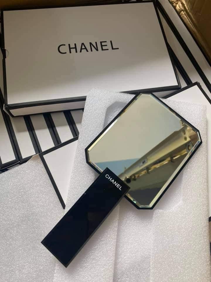 Gương cầm tay chanel