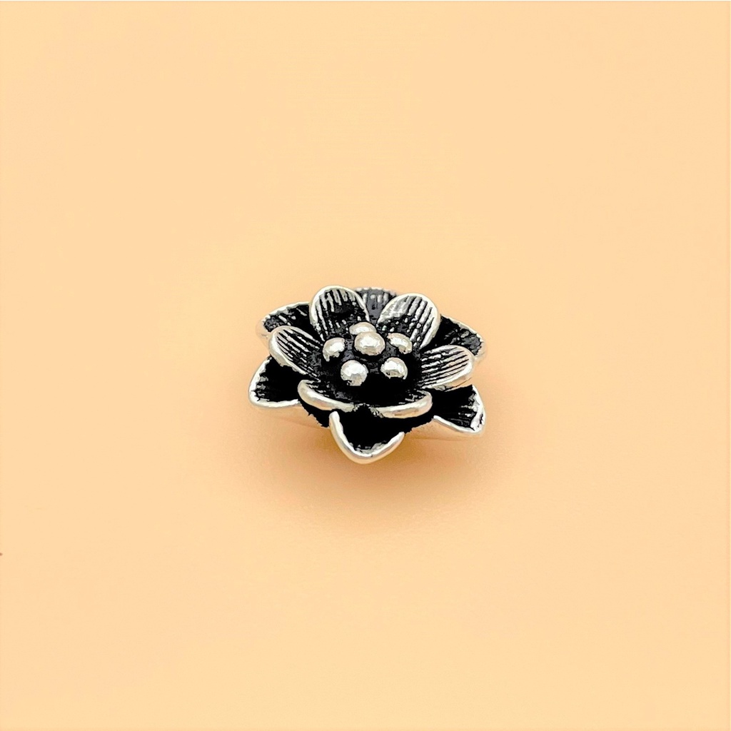 Charm bạc hình hoa mai có móc treo ở cánh hoa - charm bạc 925 - mã ca465