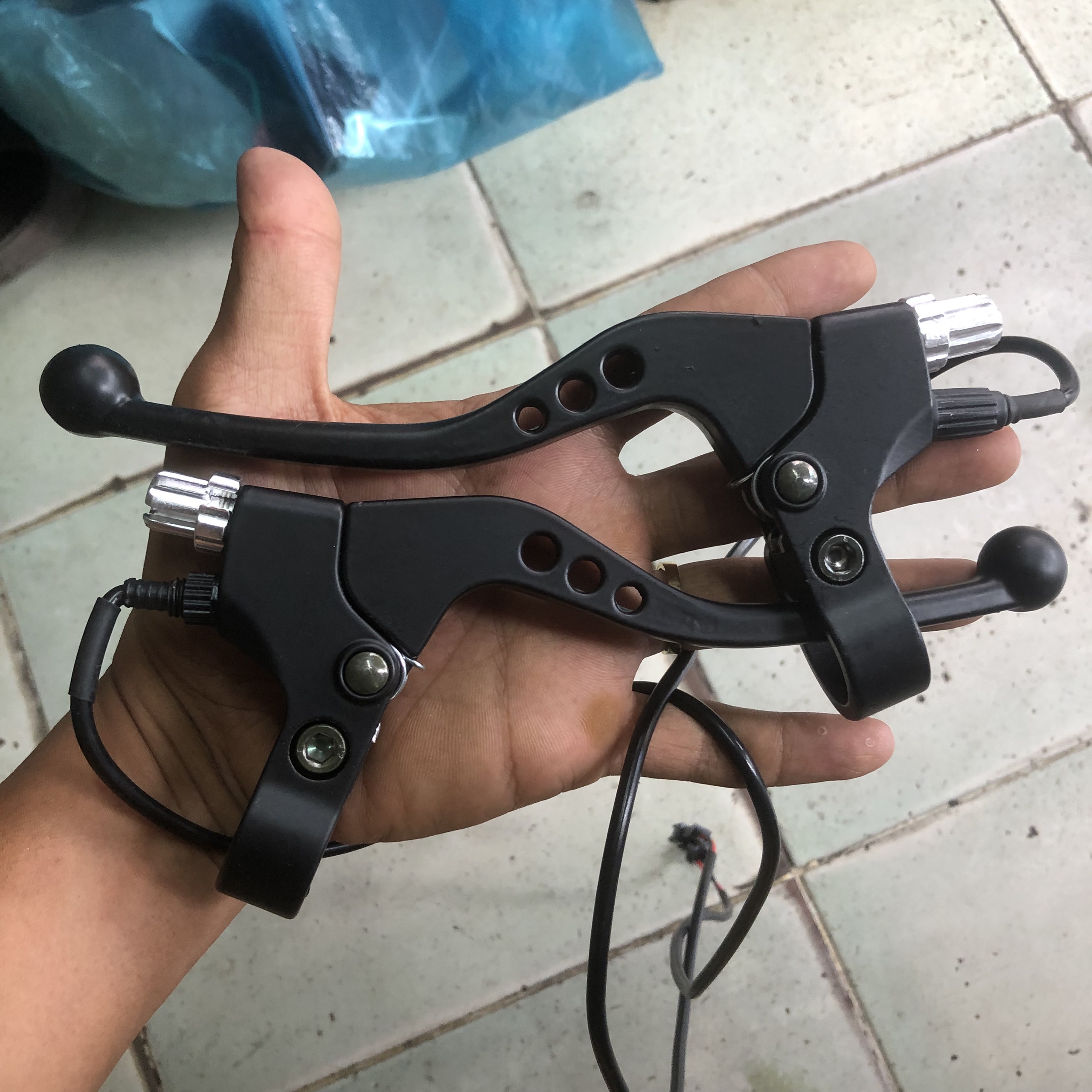 tay thắng nhôm đen xe đạp điện cao cấp - tay thắng lớn xe đạp điện - tay thắng xe đạp điện loại tốt