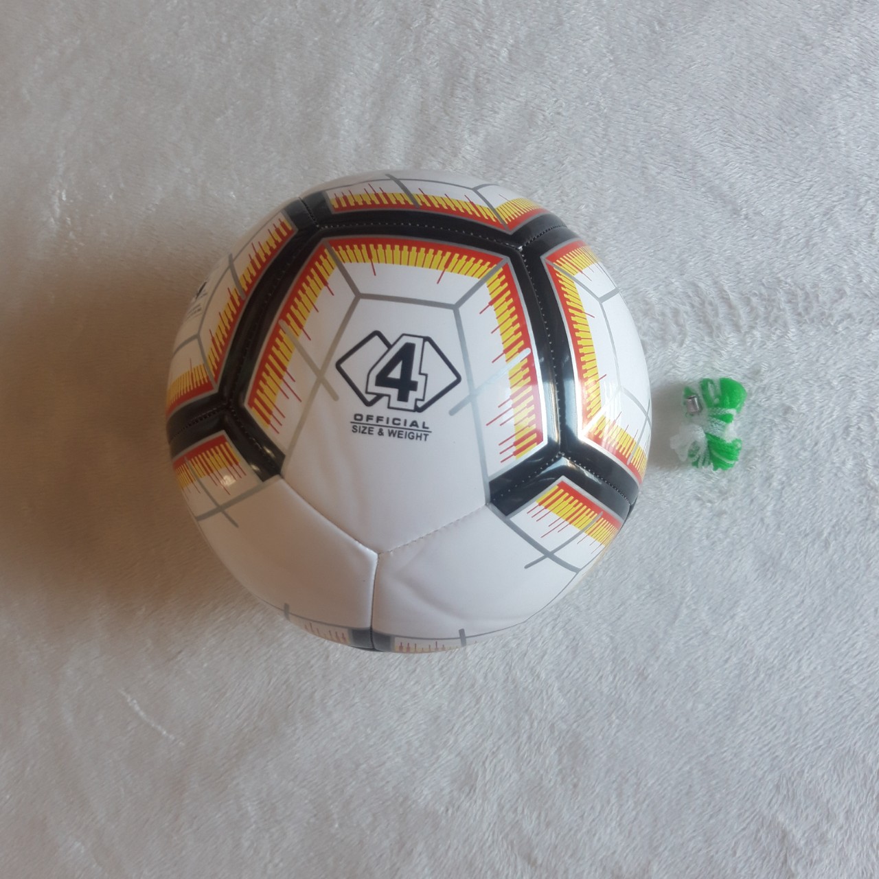 QUẢ BÓNG ĐÁ SỐ 4 MẪU NGOẠI HẠNG ANH(TẶNG KIM TÚI+ ĐÔI TẤT DÀI ĐÁ BÓNG)