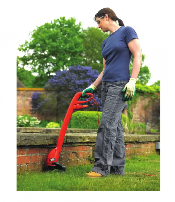 Máy cắt cỏ chạy điện Black & Decker GL260-B1