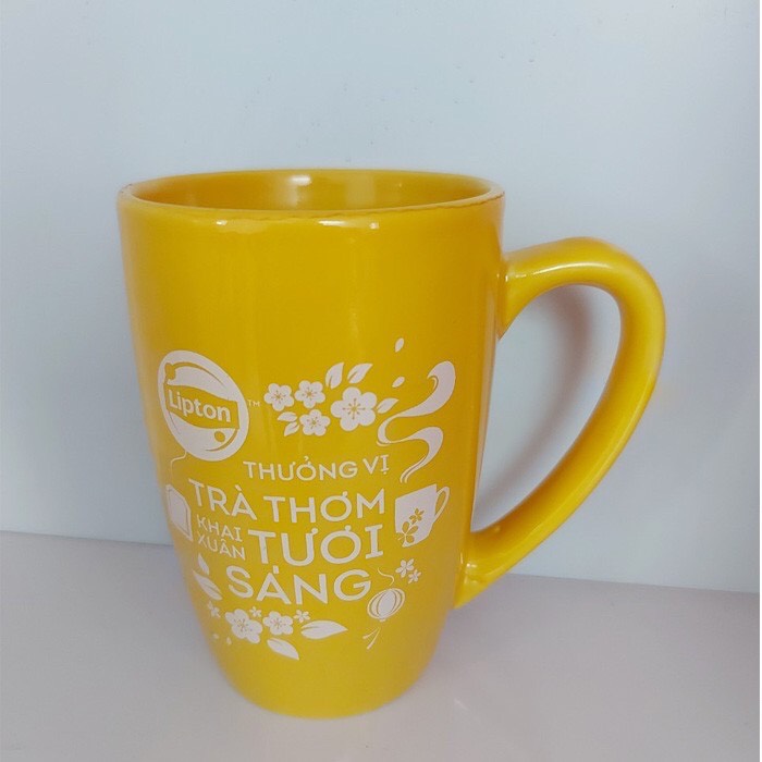 Ly sứ cao quai cầm tráng men vàng