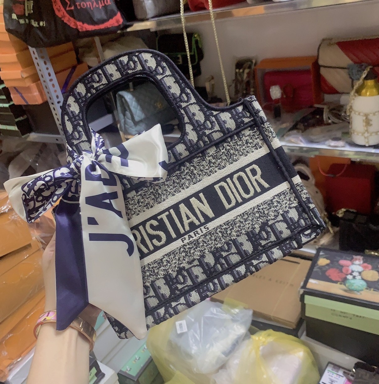 Túi xách tay quai cầm hàng fullbox, bọc nguyên seal Size 22cm