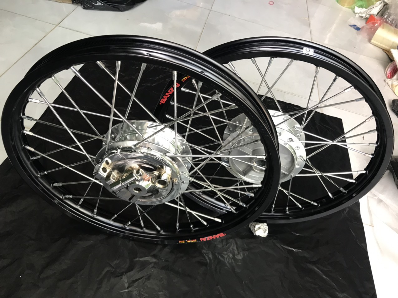 bộ bánh đùm crom . cắm crom osaki loại 1 và niềng nhôm banza đen kèm má đùm cho wave và đream gắn như zin nha ae