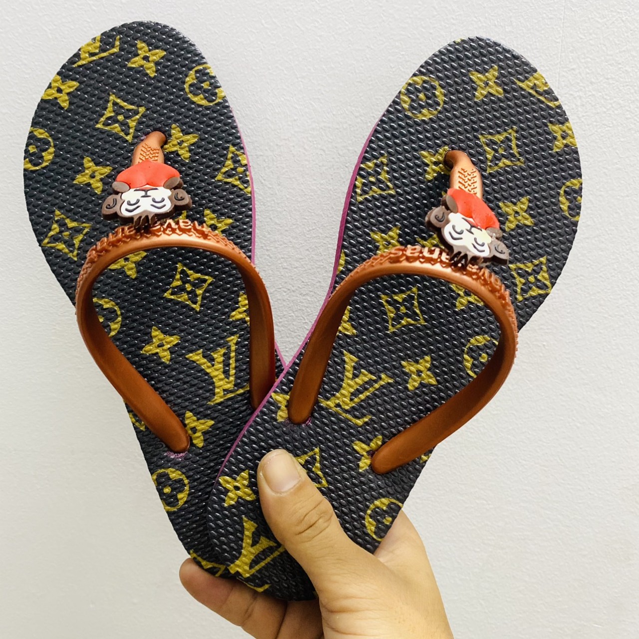 dép kẹp nữ lv gắn ticker dễ thương.dép nữ chữ T LV