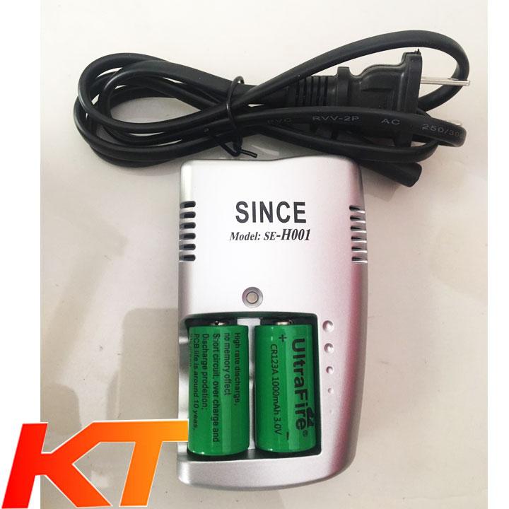 [HCM]MÁY SẠC PIN CR123 KÈM 2 VIÊN PIN SẠC CR123 CR123A 1000MAH ULTRAFIRE ( pin cho máy ảnh film máy đo khoảng cách...).