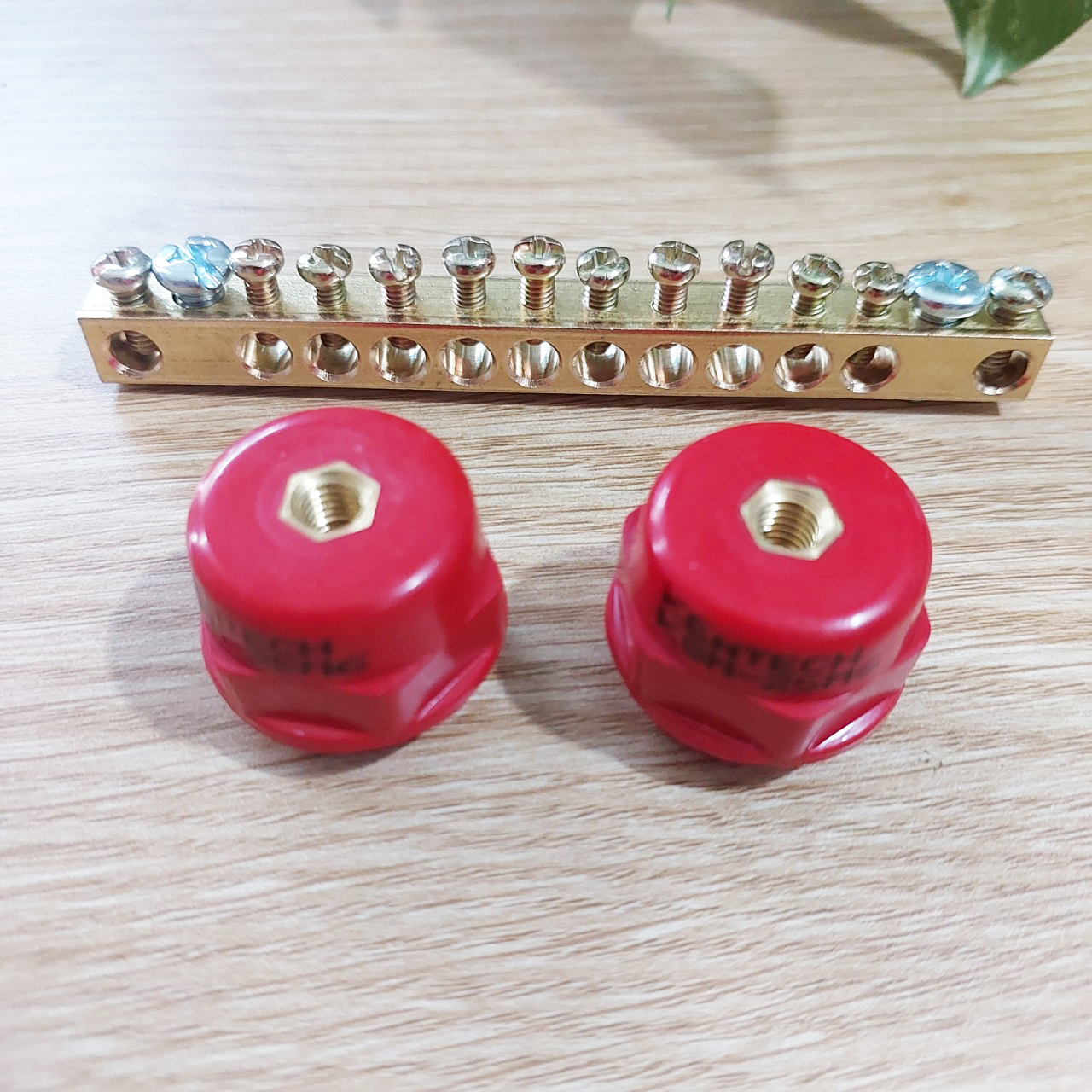 Thanh đồng trung tính tủ điện 12 pha, bao gồm gối đỡ sứ cách điện
