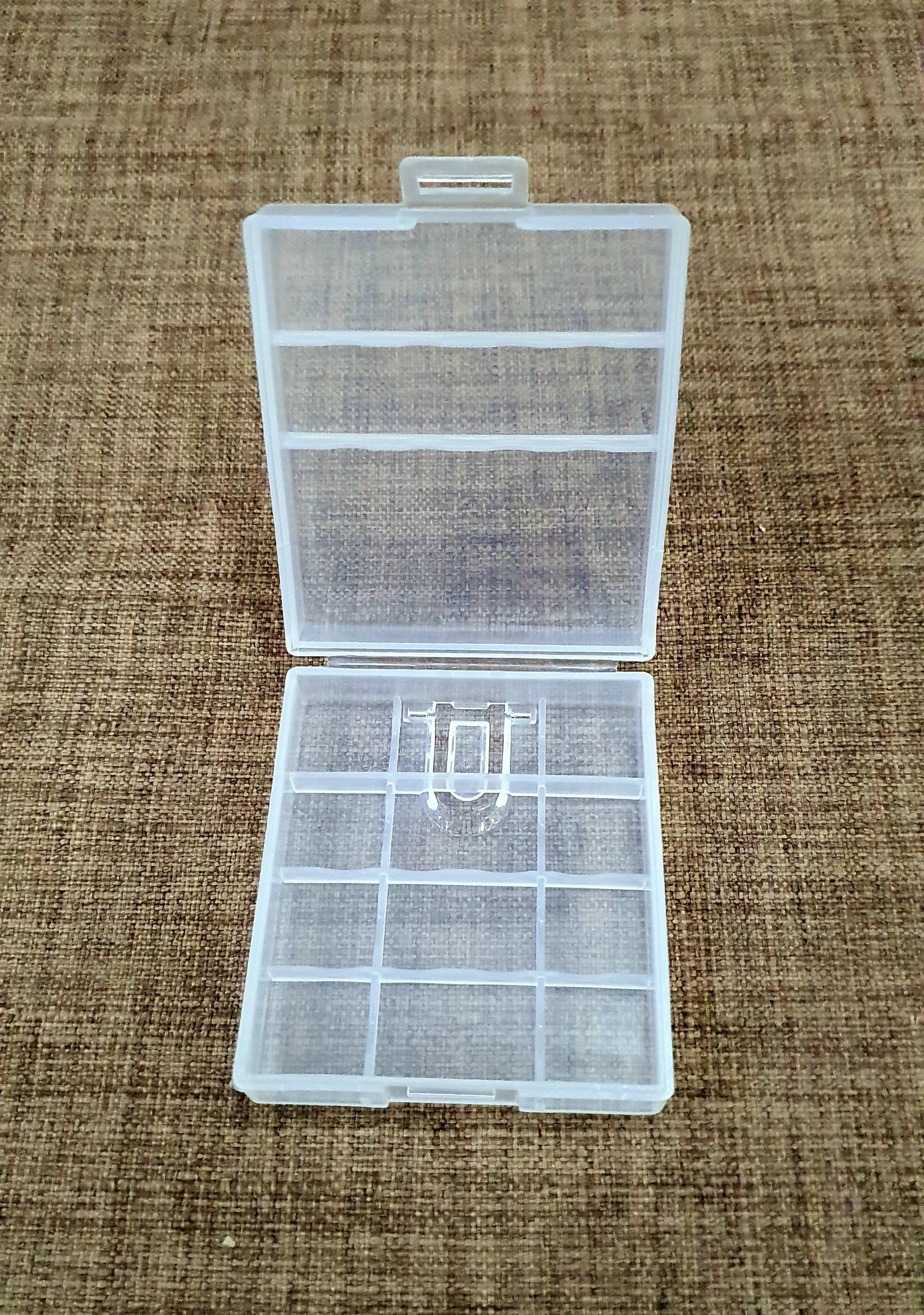 Hộp nhựa đựng pin tiểu AA và pin đũa AAA