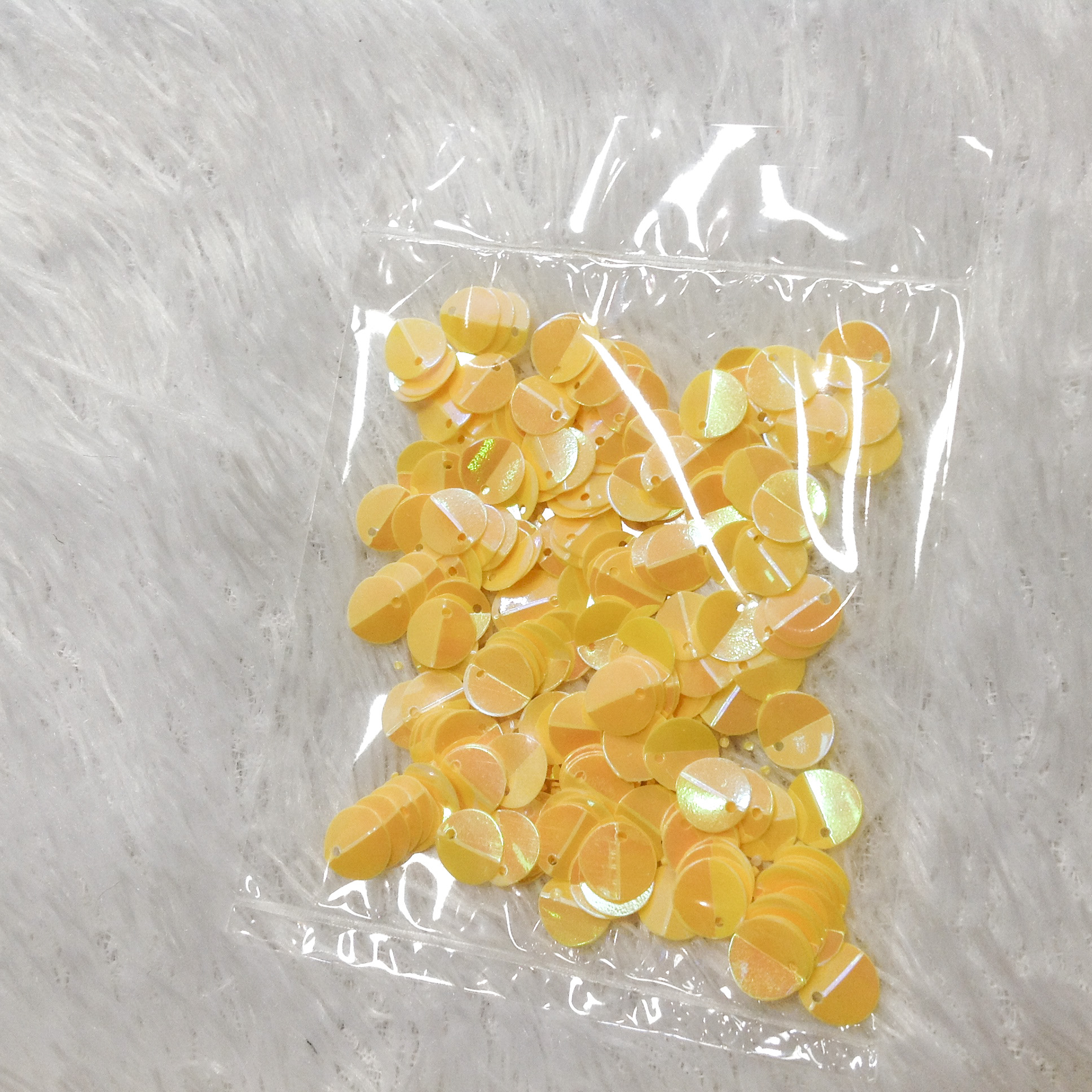 Kim sa gãy vảy cá kết áo lỗ lệch kiểu gấp khúc ánh nhũ đính trang phục nhiều màu